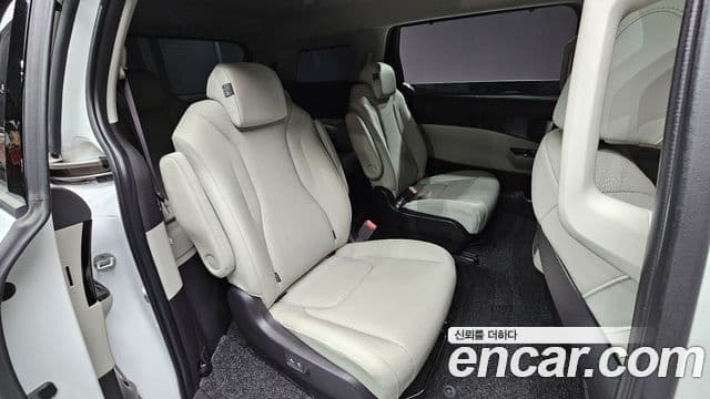 Kia Carnival 2021 — ფოტო 18/20