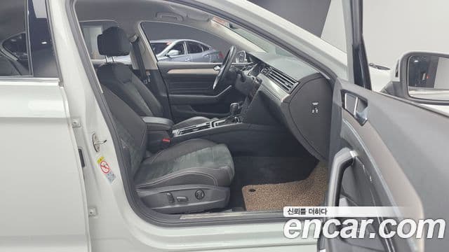 Volkswagen Passat GT 2022 — Şəkil 16/20