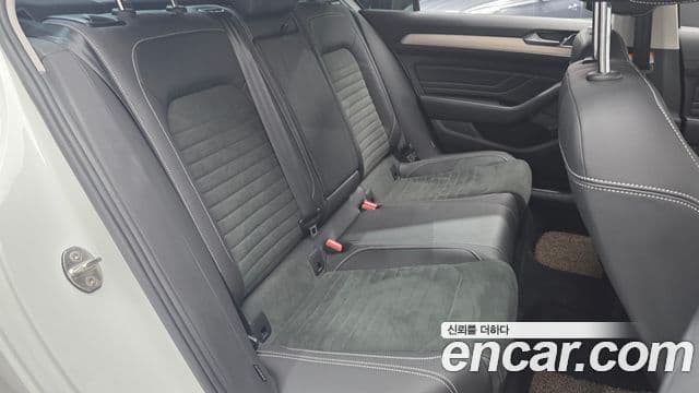 Volkswagen Passat GT 2022 — Şəkil 9/20