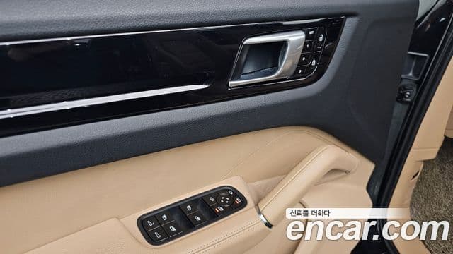 Porsche Cayenne 2019 — Photo 8/20