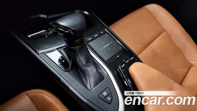 Lexus UX250h 2021 — ფოტო 9/20