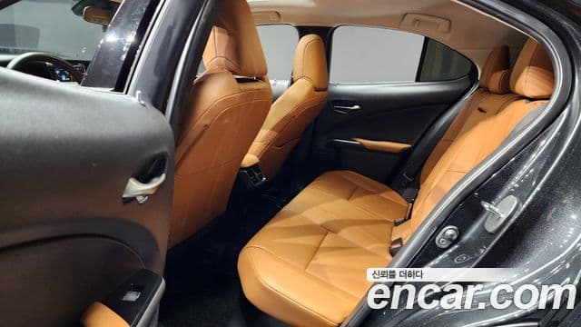 Lexus UX250h 2021 — ფოტო 12/20