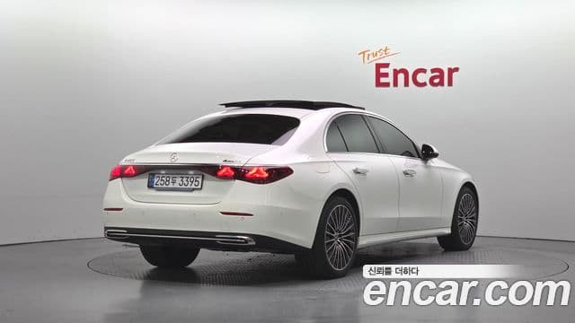 Mercedes-Benz E-Class 2024 — ფოტო 16/20