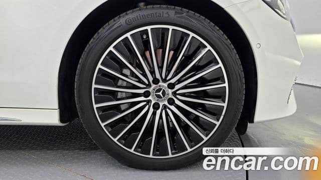 Mercedes-Benz E-Class 2024 — ფოტო 17/20
