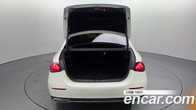 Mercedes-Benz E-Class 2024 — ფოტო 8/20