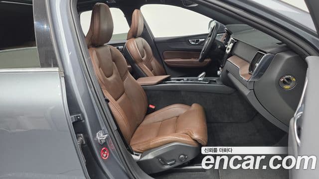 Volvo XC60 2021 — Photo 11/20