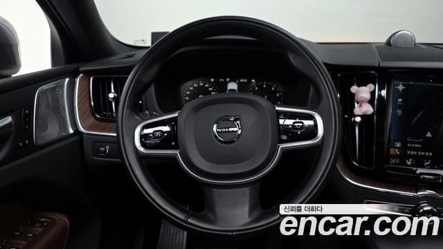 Volvo XC60 2021 — Photo 12/20