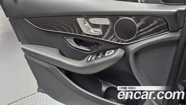 Mercedes-Benz GLC-Class 2019 — Photo 9/20