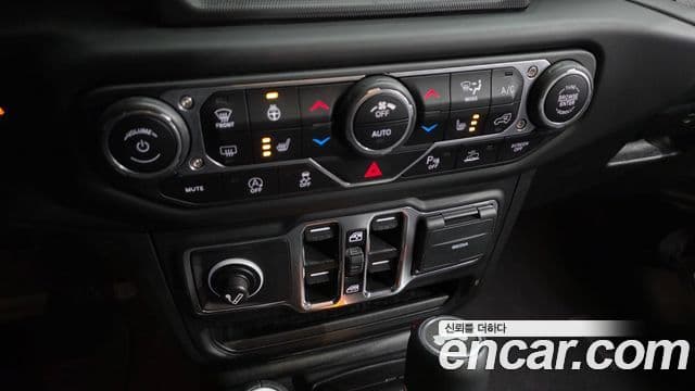 Jeep Wrangler 2021 — Şəkil 16/20
