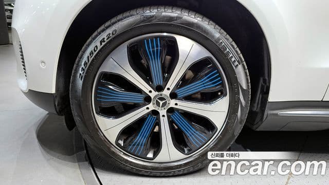 Mercedes-Benz EQC 2020 — Photo 11/20