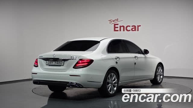Mercedes-Benz E-Class 2019 — Photo 10/20