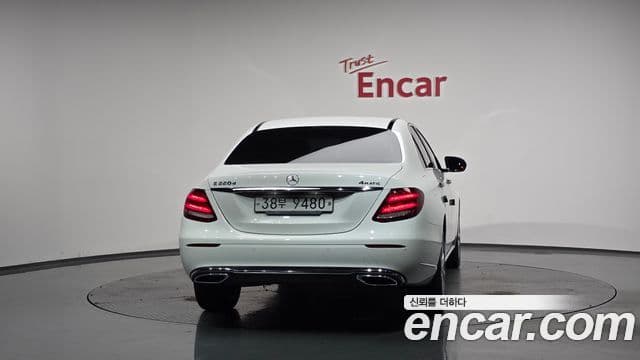 Mercedes-Benz E-Class 2019 — Photo 18/20