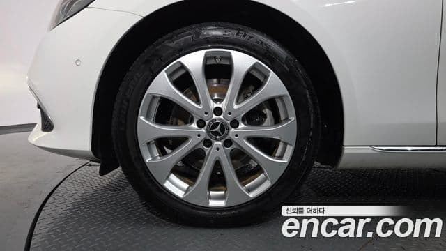Mercedes-Benz E-Class 2019 — Photo 14/20