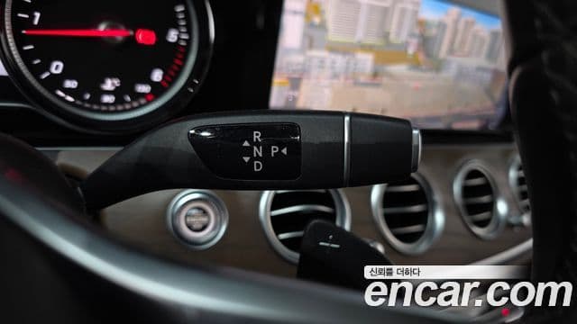 Mercedes-Benz E-Class 2019 — Photo 8/20