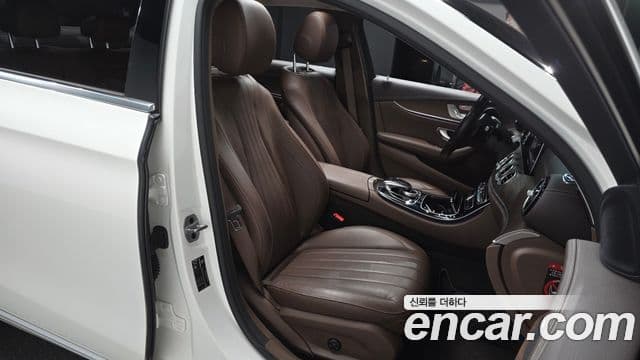 Mercedes-Benz E-Class 2019 — Photo 3/20