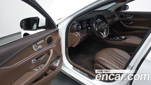 Mercedes-Benz E-Class 2019 — Photo 7/20