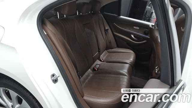 Mercedes-Benz E-Class 2019 — Photo 16/20