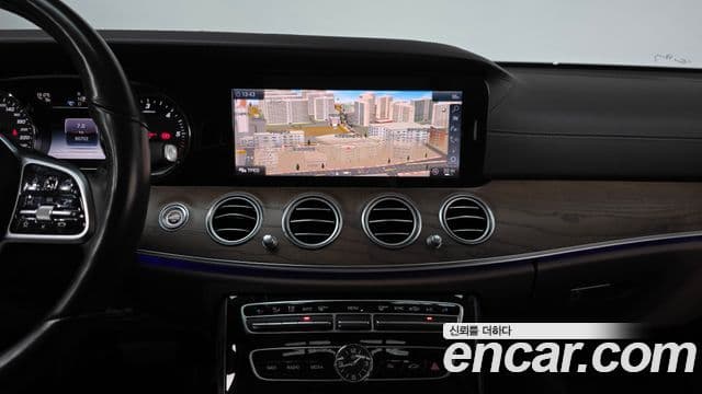 Mercedes-Benz E-Class 2019 — Photo 11/20