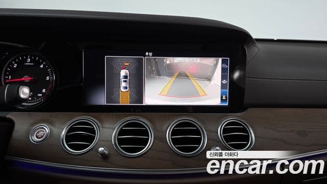 Mercedes-Benz E-Class 2019 — Photo 9/20