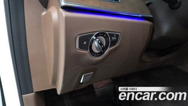 Mercedes-Benz E-Class 2019 — Photo 12/20