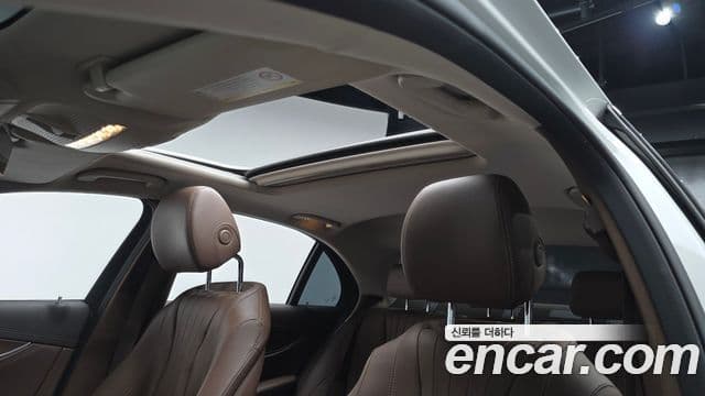 Mercedes-Benz E-Class 2019 — Photo 19/20