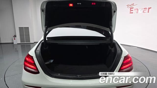 Mercedes-Benz E-Class 2019 — Photo 13/20