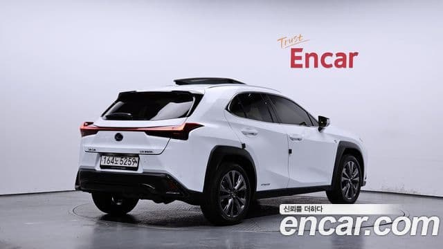 Lexus UX250h 2022 — Photo 9/20