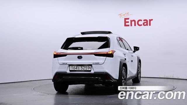 Lexus UX250h 2022 — Photo 2/20