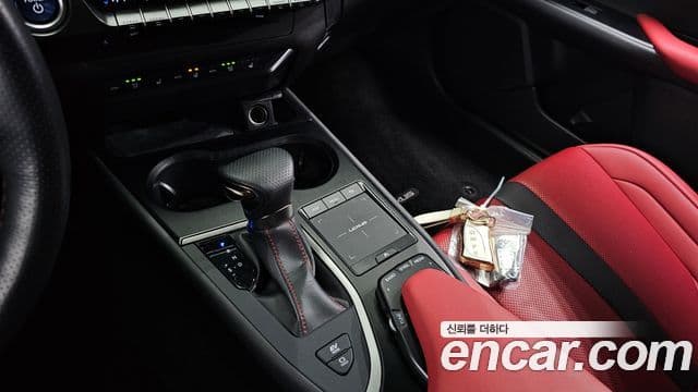 Lexus UX250h 2022 — Photo 18/20
