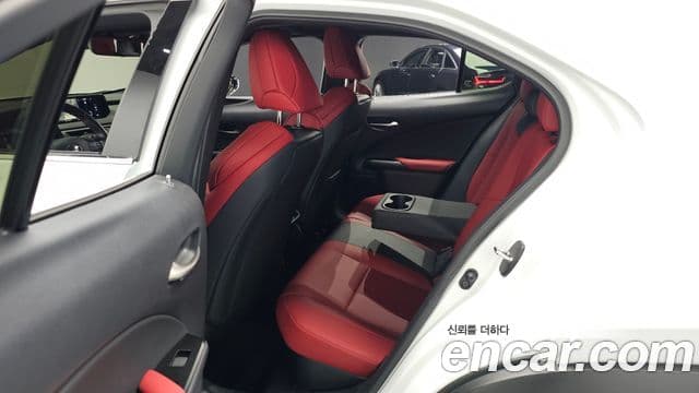 Lexus UX250h 2022 — Photo 16/20