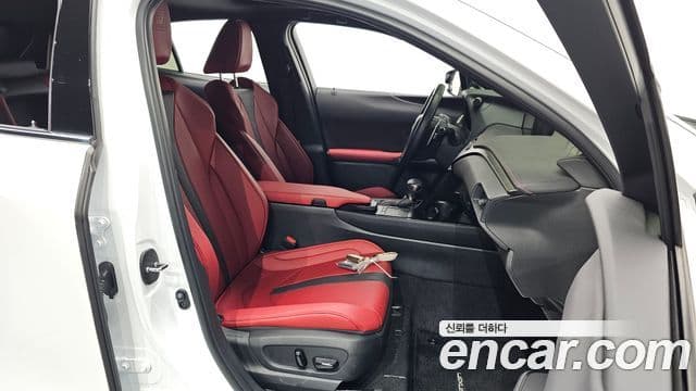 Lexus UX250h 2022 — Photo 7/20