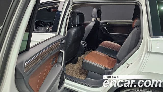 Volkswagen Tiguan Allspace 2023 — Photo 8/20