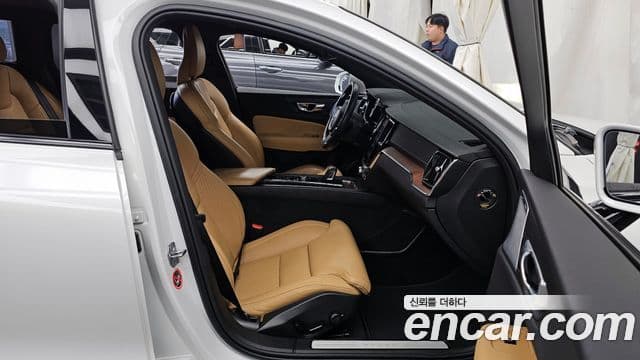 Volvo V60 Cross Country 2021 — Şəkil 11/20