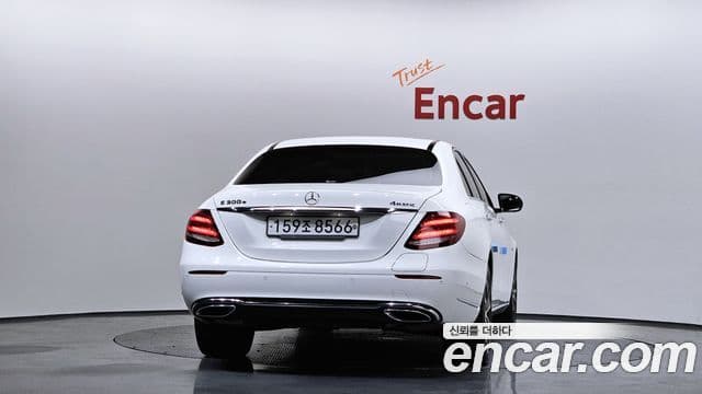 Mercedes-Benz E-Class 2020 — ფოტო 4/20