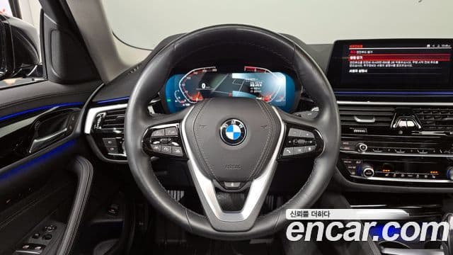 BMW 5 Series 2019 — ფოტო 13/20