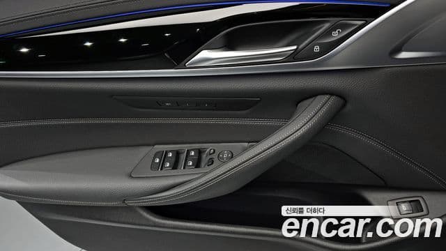 BMW 5 Series 2019 — ფოტო 18/20