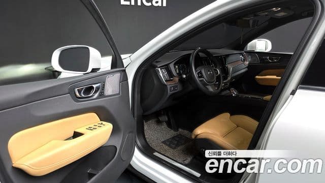 Volvo XC60 2021 — Фото 10/20