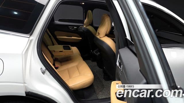 Volvo XC60 2021 — Фото 12/20