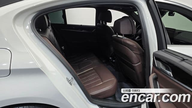 BMW 5 Series 2022 — ფოტო 8/20