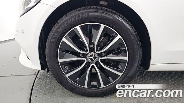 Mercedes-Benz C-Class 2019 — ფოტო 5/20