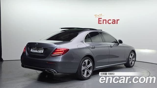 Mercedes-Benz E-Class 2018 — Photo 11/20