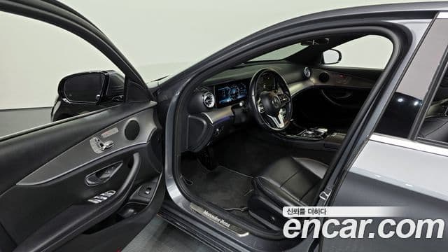 Mercedes-Benz E-Class 2018 — Photo 12/20