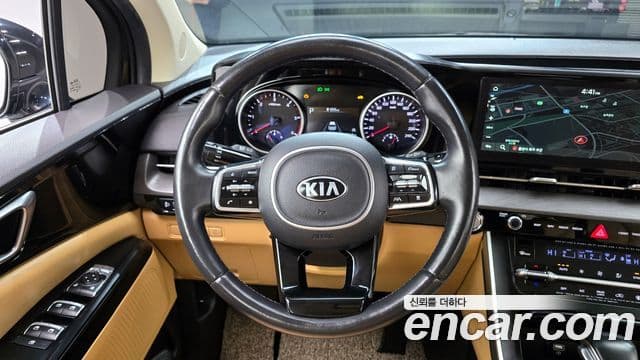 Kia Carnival 2021 — ფოტო 14/20