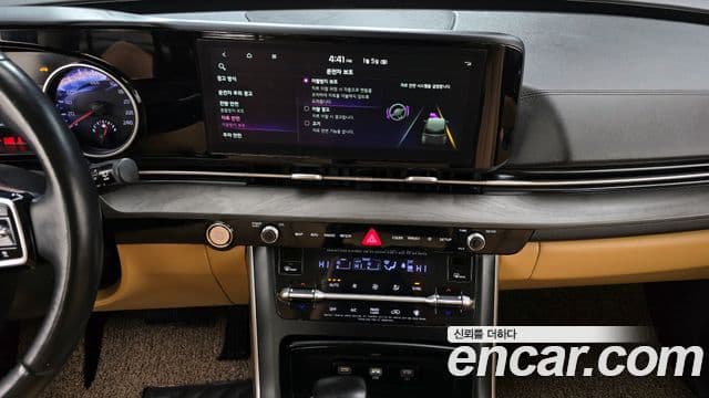 Kia Carnival 2021 — ფოტო 15/20