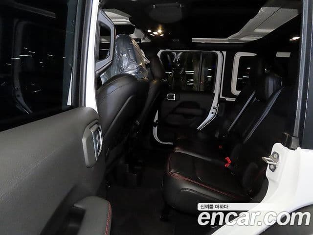 Jeep Wrangler 2021 — ფოტო 16/20