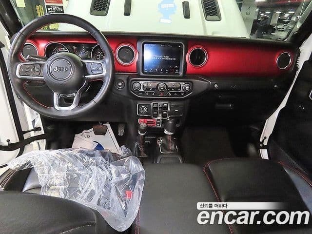 Jeep Wrangler 2021 — ფოტო 17/20