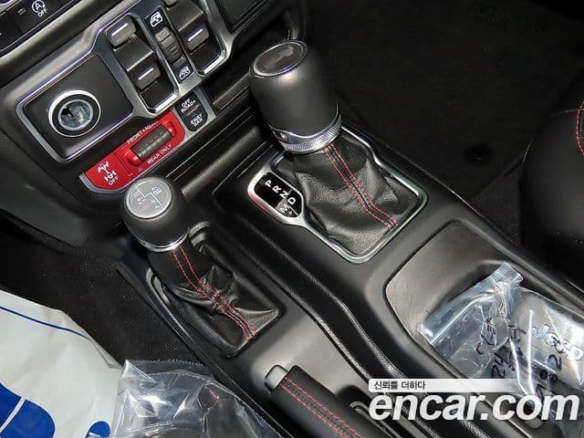 Jeep Wrangler 2021 — ფოტო 10/20