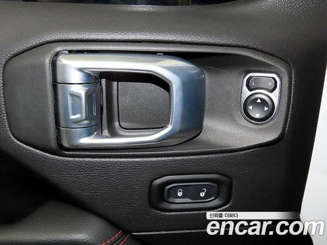 Jeep Wrangler 2021 — ფოტო 8/20