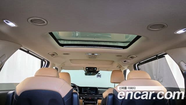 Kia Carnival 2021 — ფოტო 17/20