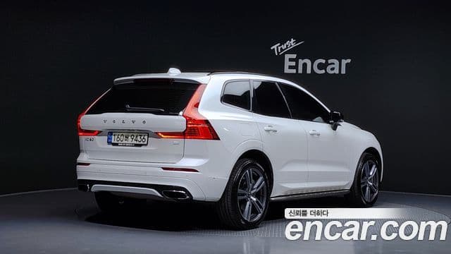 Volvo XC60 2021 — ფოტო 15/20